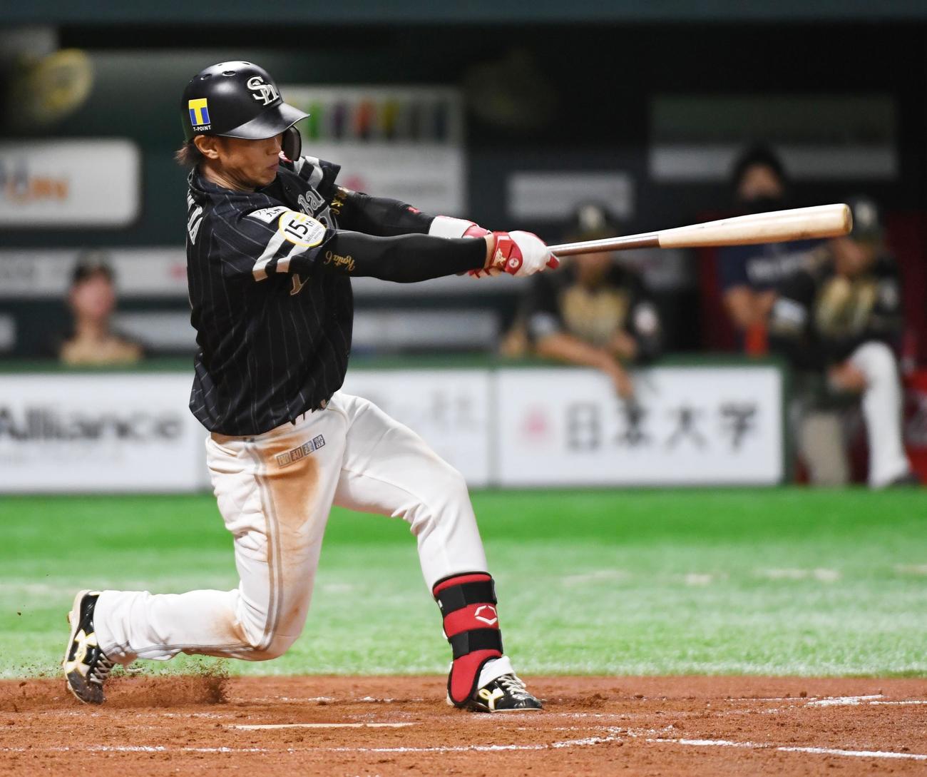 ソフトバンク対日本ハム　2回裏ソフトバンク1死二、三塁、今宮健太は左翼線に適時二塁打を放つ（撮影・今浪浩三）