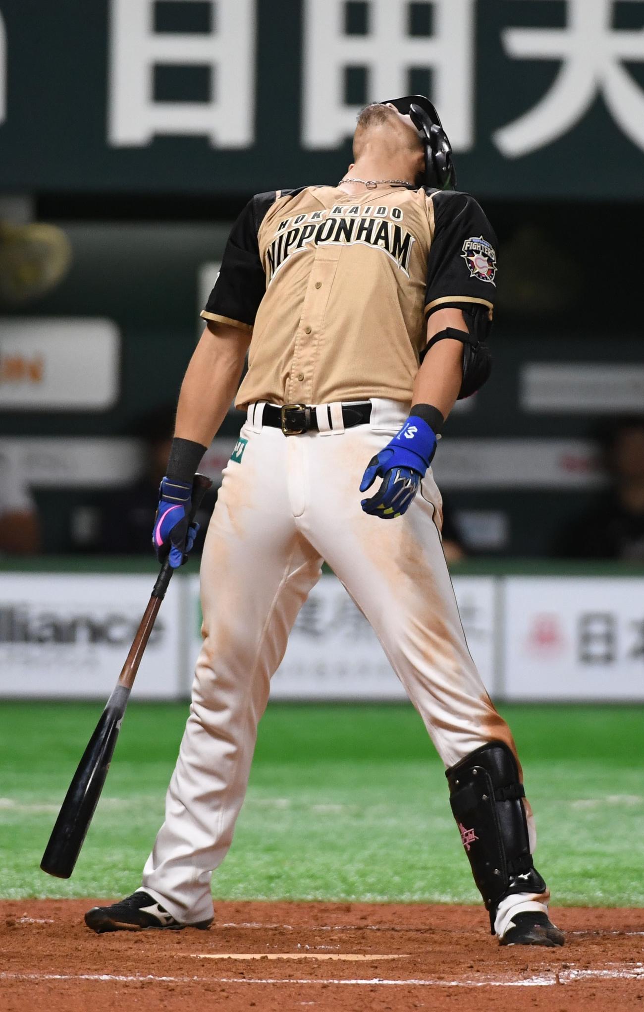 ソフトバンク対日本ハム　8回表日本ハム1死一塁、大田泰示は三振に倒れる（撮影・今浪浩三）