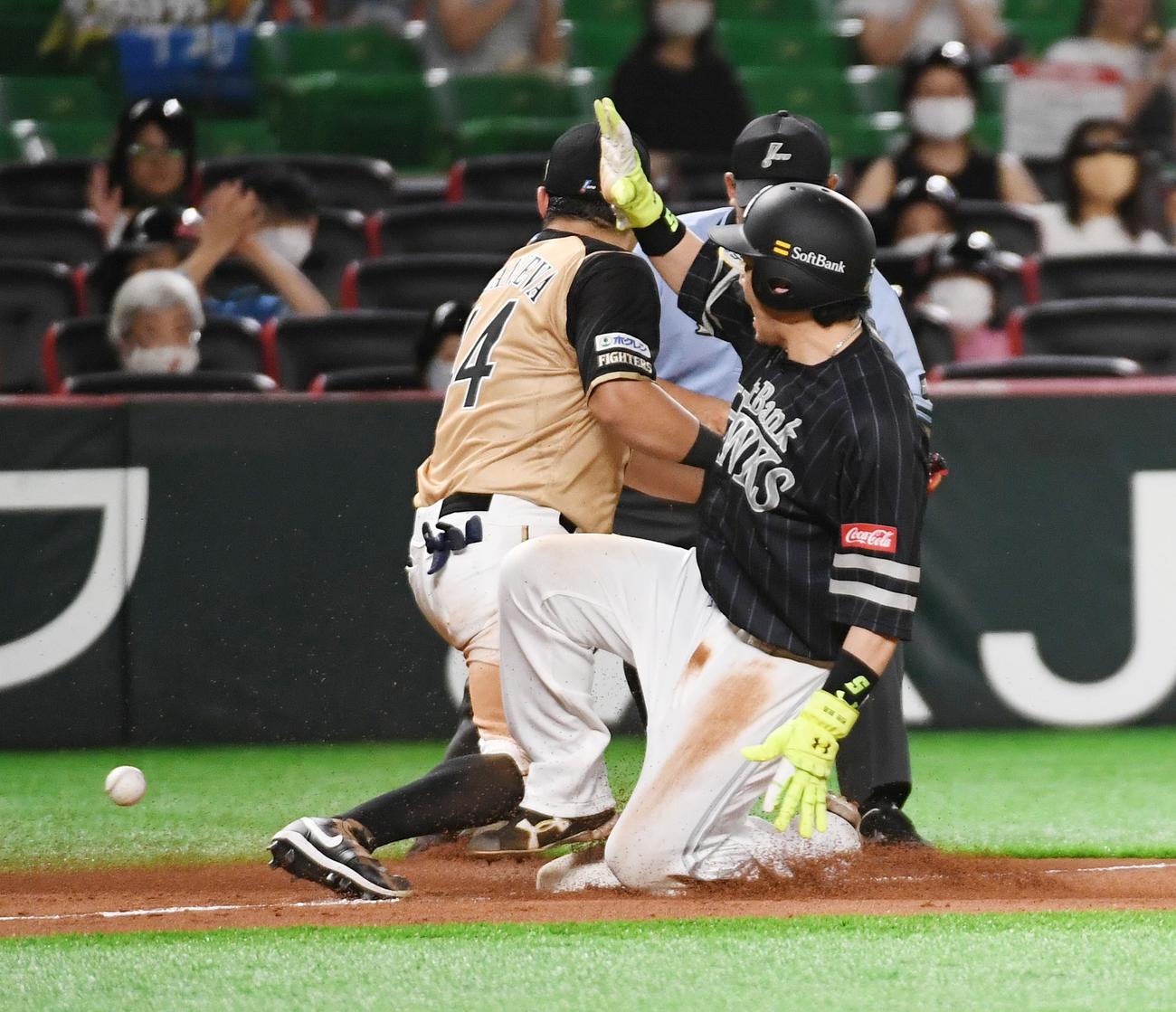 2回裏ソフトバンク1死一塁、川島慶三の右前打で一塁走者の松田宣浩は一気に三塁に滑り込む、野手のクリスチャン・ビヤヌエバは失策する（撮影・今浪浩三）