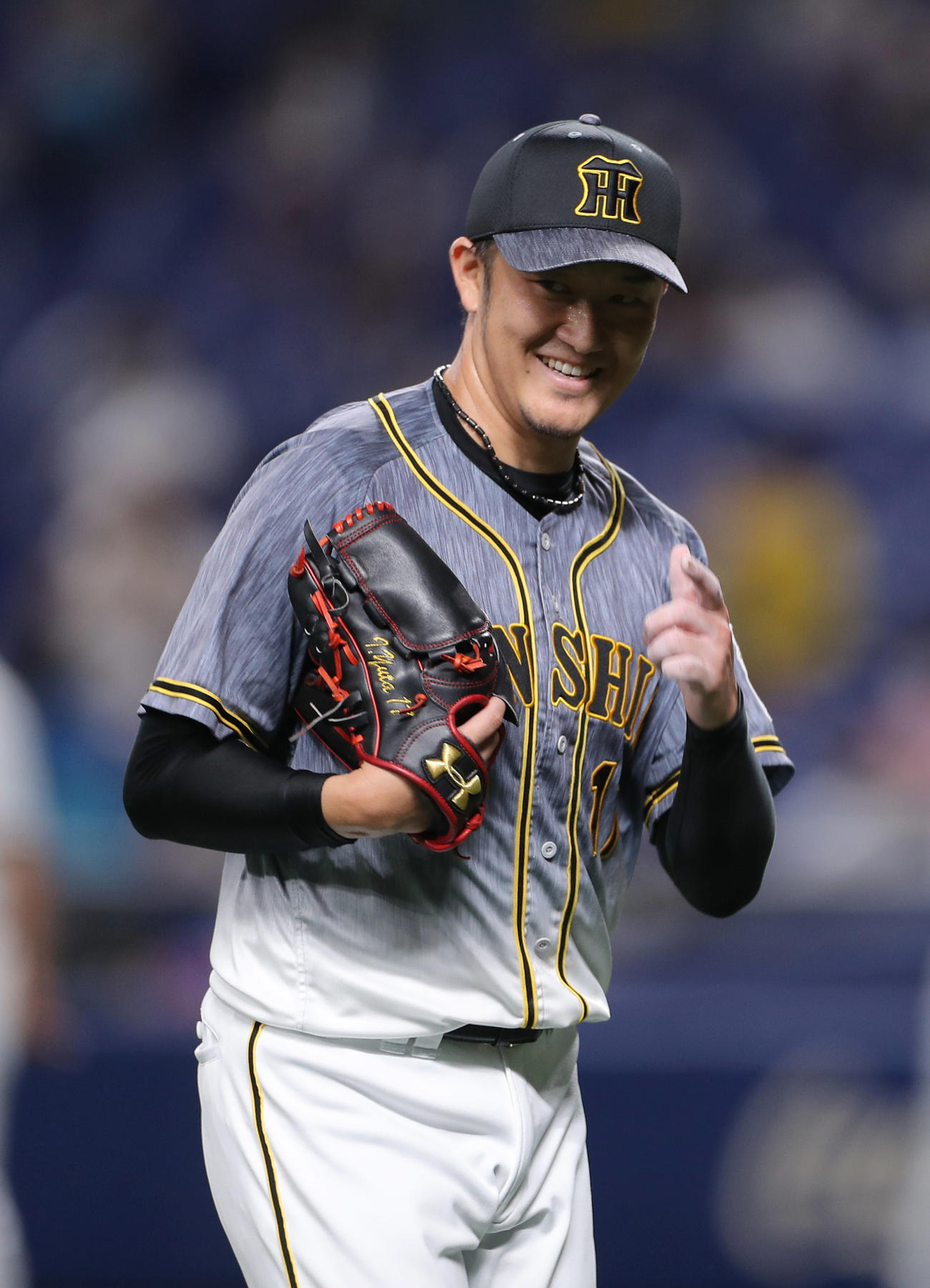 中日対阪神　1回裏の中日打線を抑え、笑顔を見せながらベンチへ戻る岩貞（撮影・前田充）