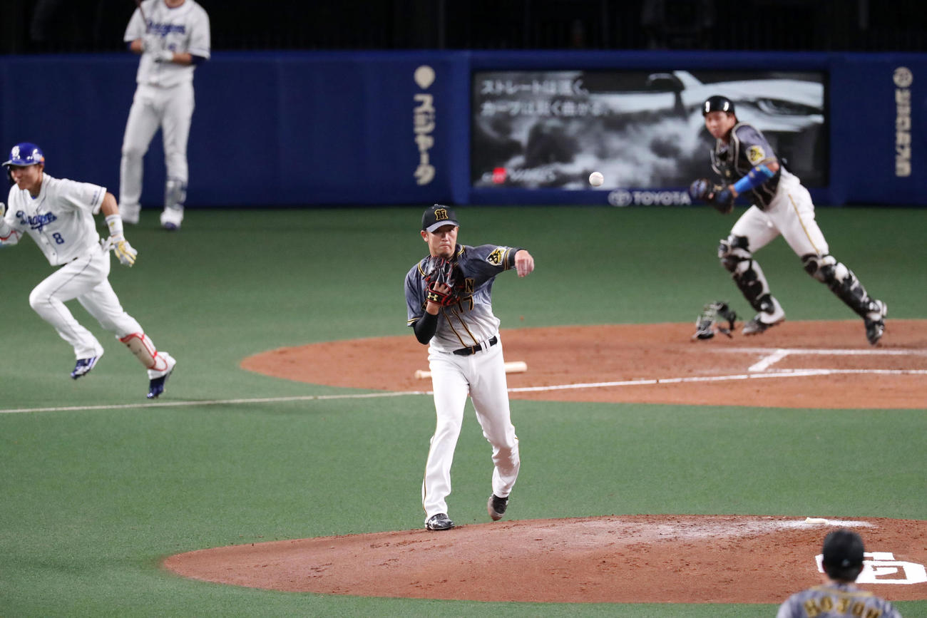 中日対阪神　3回裏中日1死一塁、岩貞は大島の打球を二塁へ送球するが悪送球となる（撮影・加藤哉）