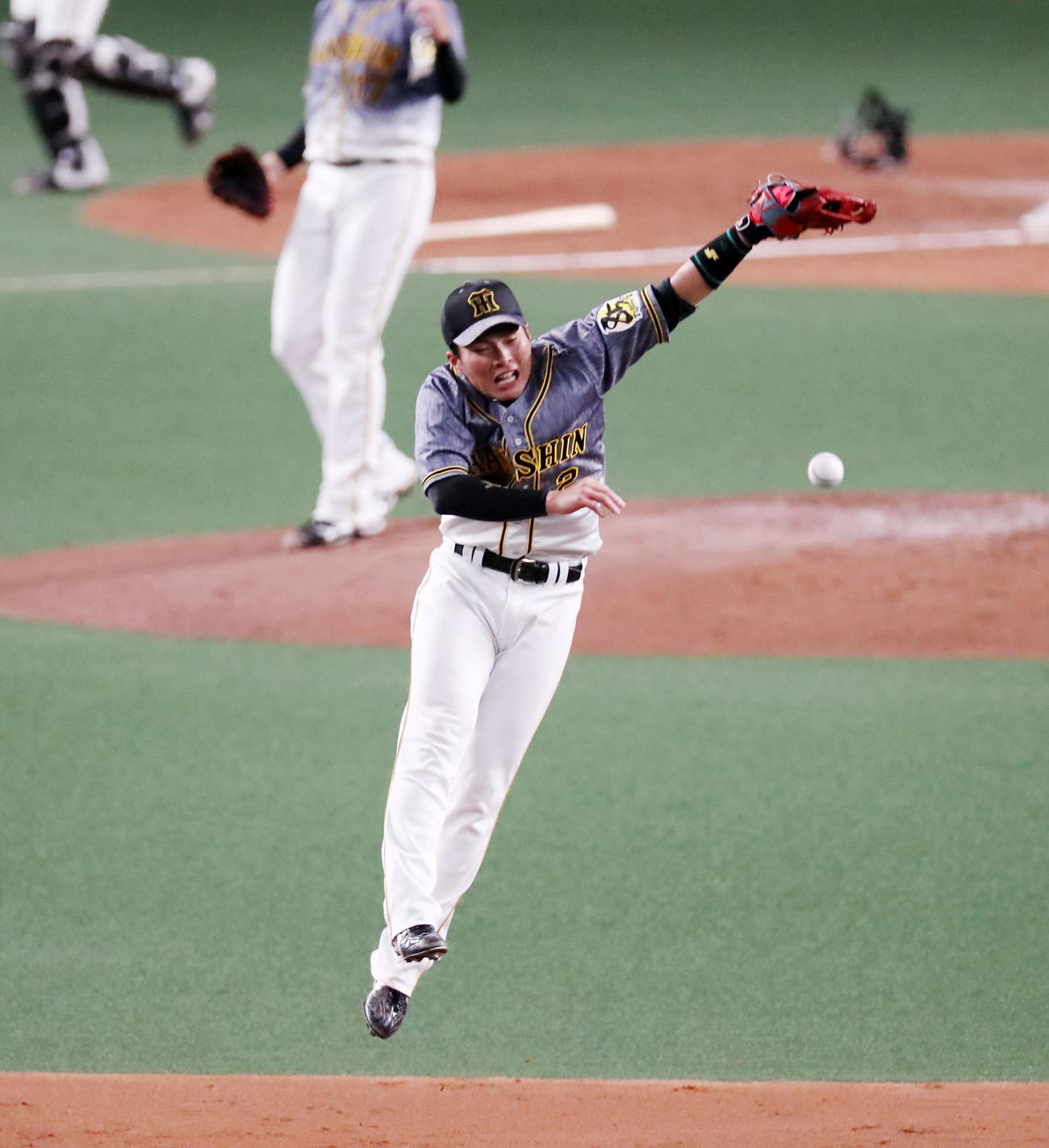 中日対阪神　3回裏中日1死一塁、大島の投ゴロで二塁へ入った北條は岩貞からの送球をジャンプするも捕球できず（撮影・加藤哉）