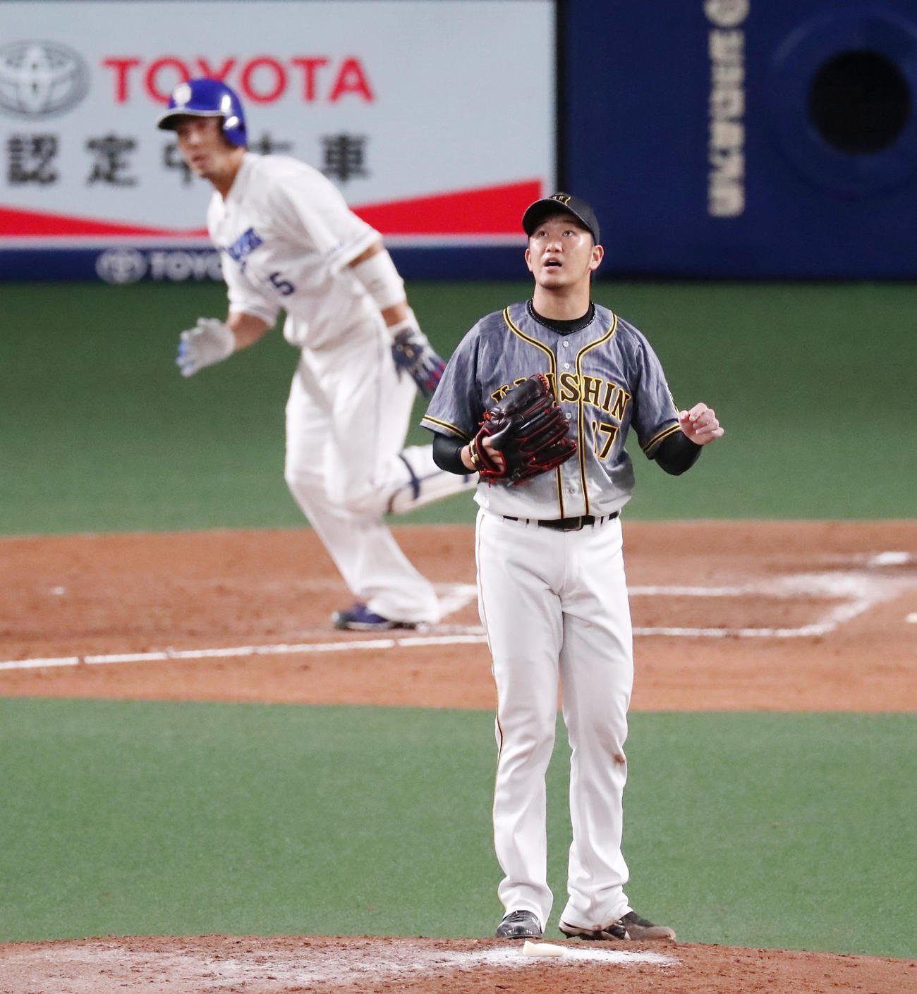 中日対阪神　4回裏中日1死、岩貞は福田に中越え本塁打を被弾（撮影・加藤哉）