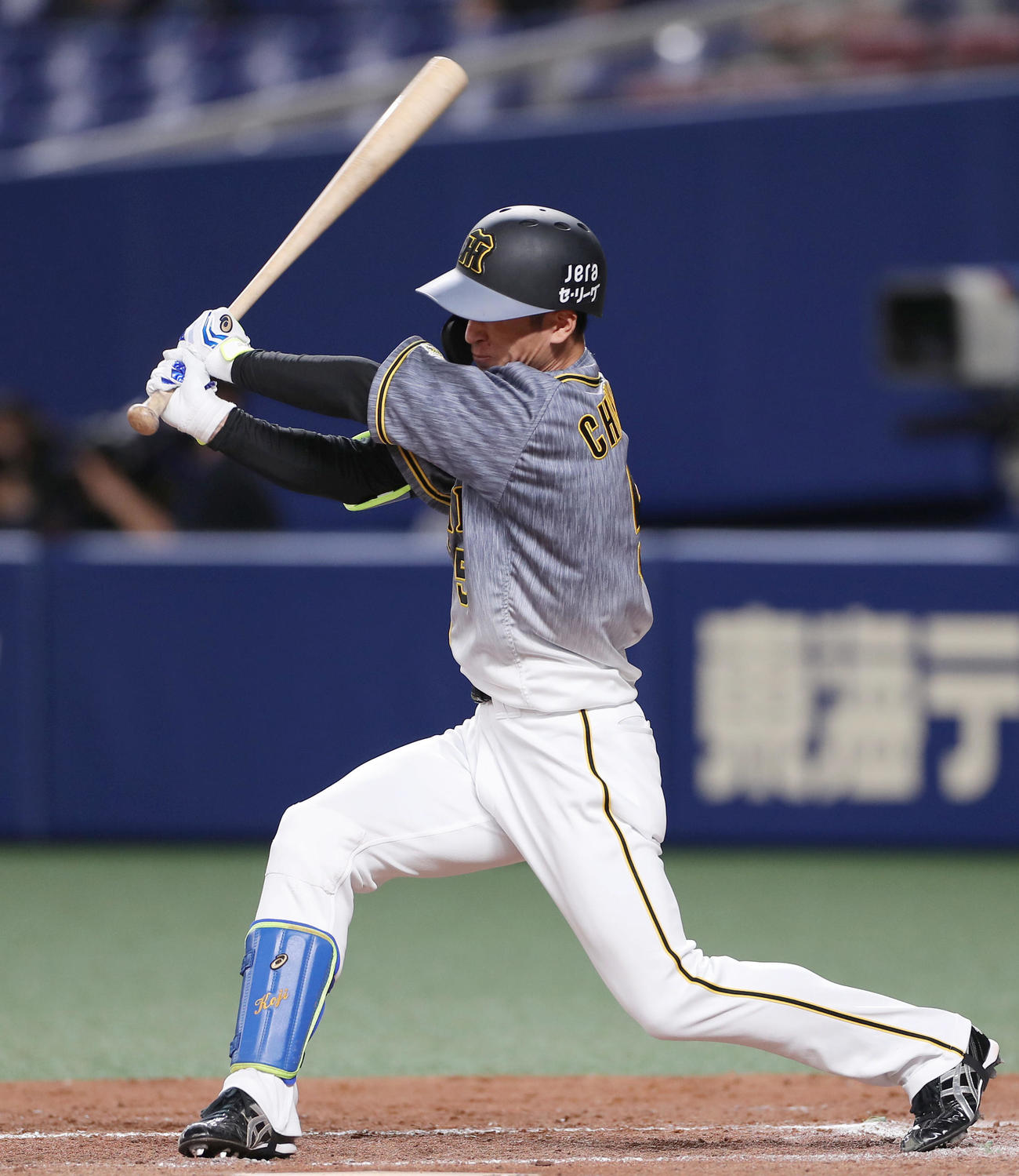 5回表阪神2死一、二塁、中前適時打を放つ近本（撮影・前田充）