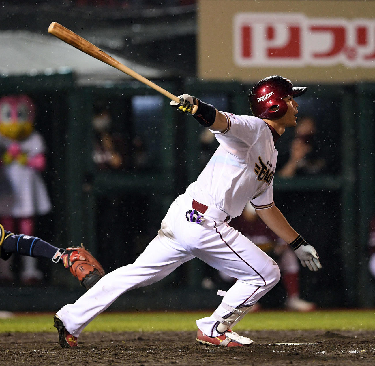 楽天対オリックス　5回裏楽天2死一、三塁、島内は同点の中前適時打を放つ（撮影・滝沢徹郎）