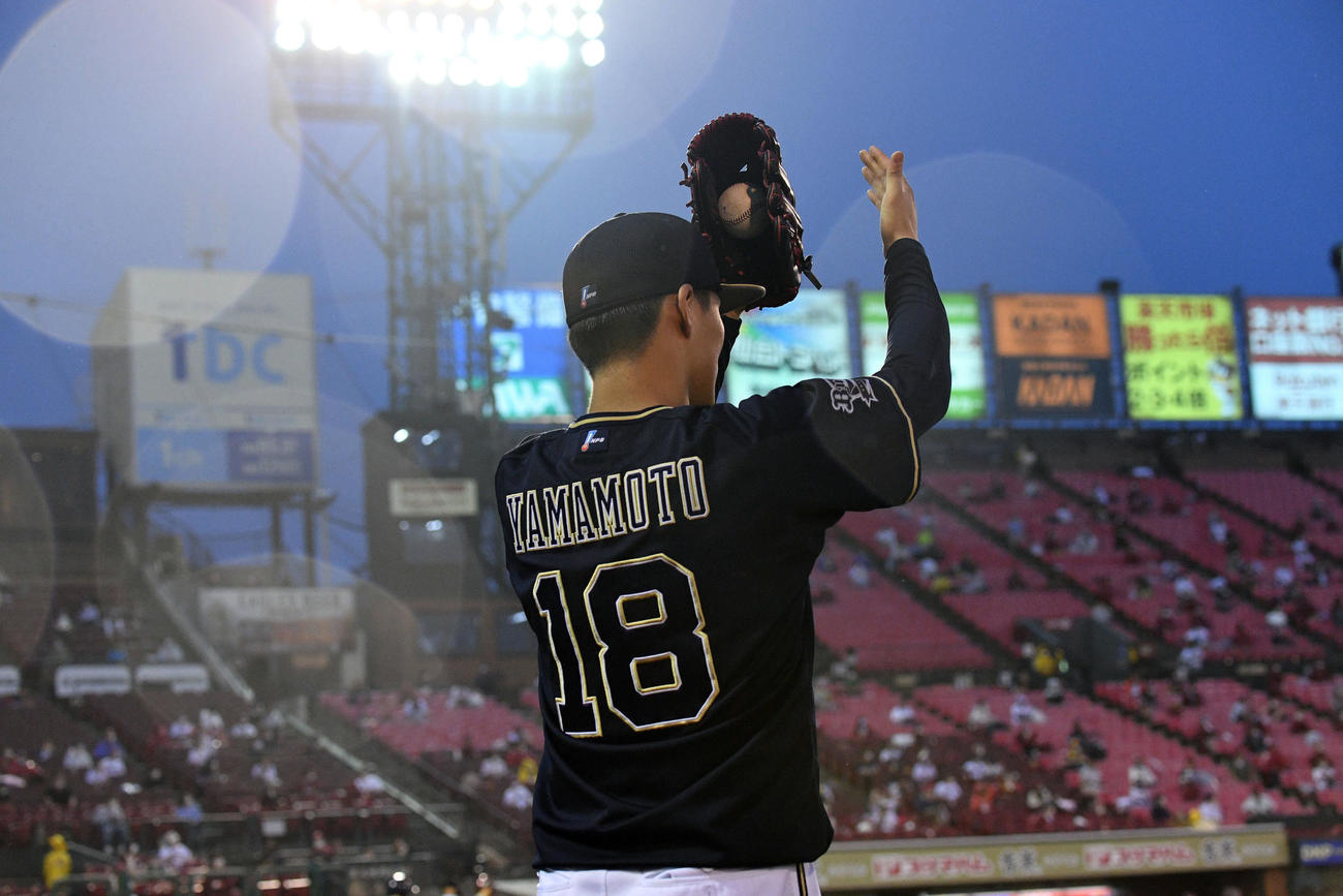 楽天対オリックス　5回表オリックス2死、吉田正の左越えソロ本塁打に拍手を送る山本（撮影・滝沢徹郎）