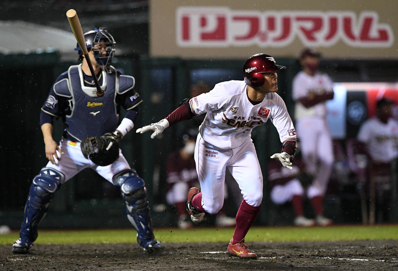 楽天対オリックス　8回裏楽天無死一塁、茂木は右翼に勝ち越しの適時三塁打を放つ（撮影・滝沢徹郎）