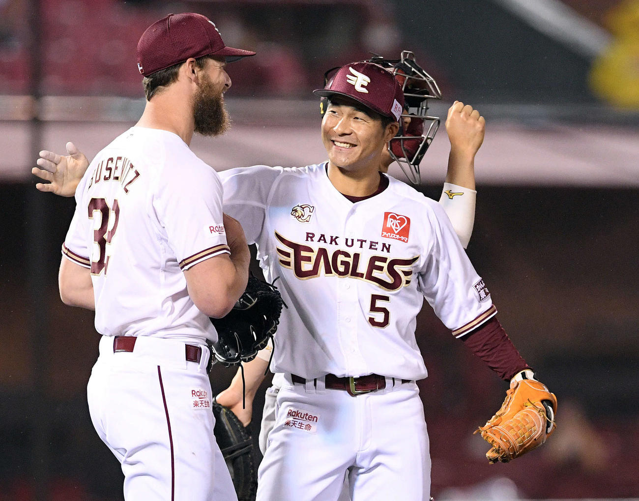楽天対オリックス　試合後、9回を締めた楽天ブセニッツ（手前）を称える茂木（中央）（撮影・滝沢徹郎）