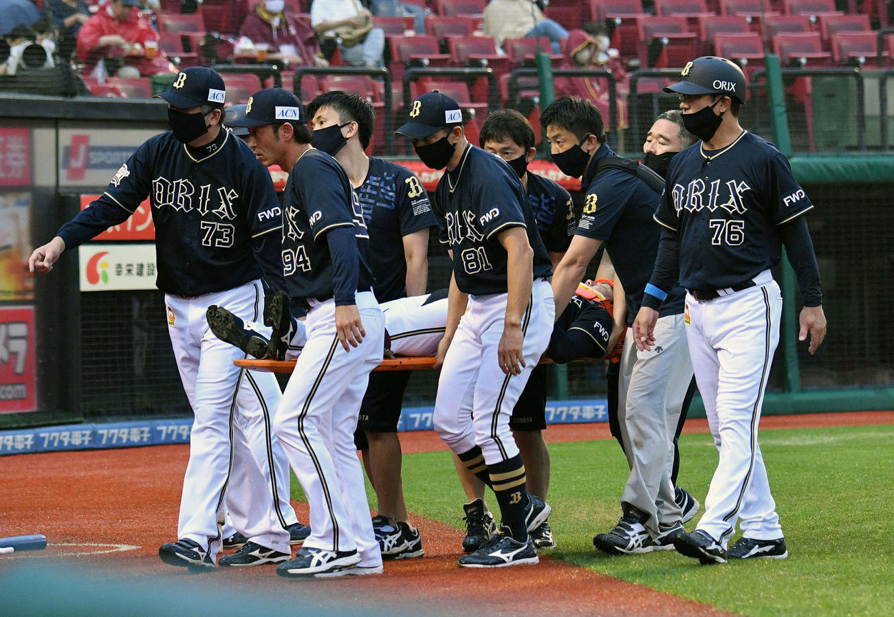 楽天対オリックス　1回表オリックス無死二塁、頭部に死球を受けた大城（下）は担架に乗せられ運ばれる（撮影・滝沢徹郎）