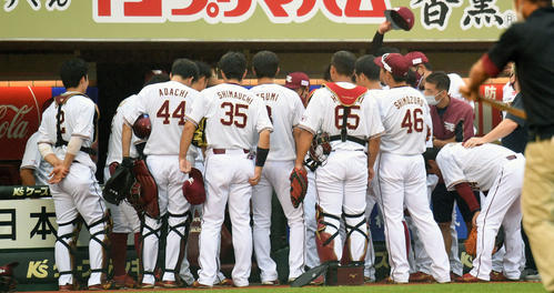 楽天対オリックス　試合前に円陣を組む楽天ナイン（撮影・滝沢徹郎）