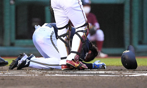 楽天対オリックス　1回表オリックス無死二塁、頭部に死球を受けうずくまる大城（撮影・滝沢徹郎）