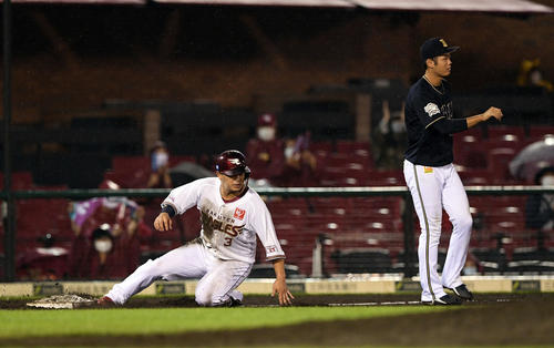 楽天対オリックス　5回裏楽天2死一、三塁、島内の同点の中前適時打で三進する浅村（左）。三塁手太田（撮影・滝沢徹郎）