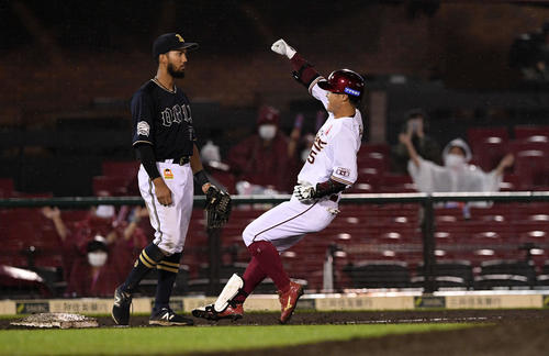 楽天対オリックス　8回裏楽天無死一塁、右翼に勝ち越しの適時三塁打を放った茂木（右）はベンチへガッツポーズする。三塁手宗（撮影・滝沢徹郎）
