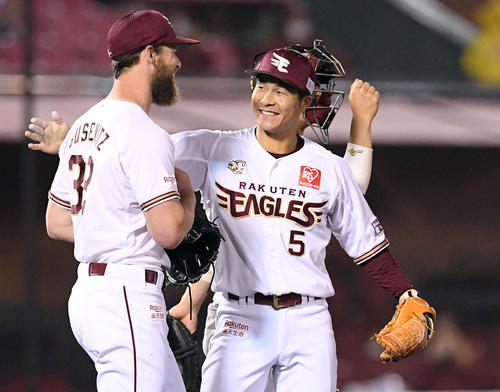 楽天対オリックス　試合後、9回を締めた楽天ブセニッツ（手前）を称える茂木（中央）（撮影・滝沢徹郎）
