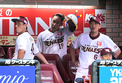 楽天対オリックス　1回表オリックス無死二塁、大城に頭部死球の危険球で退場となった藤平（左から2人目）（撮影・滝沢徹郎）