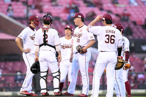 楽天対オリックス　1回表オリックス無死満塁、ジョーンズに押し出し四球を与えた安楽（中央）のもとに集まるナイン（撮影・滝沢徹郎）