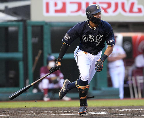 楽天対オリックス　1回表オリックス1死満塁、宗は右翼に2点適時打を放つ（撮影・滝沢徹郎）