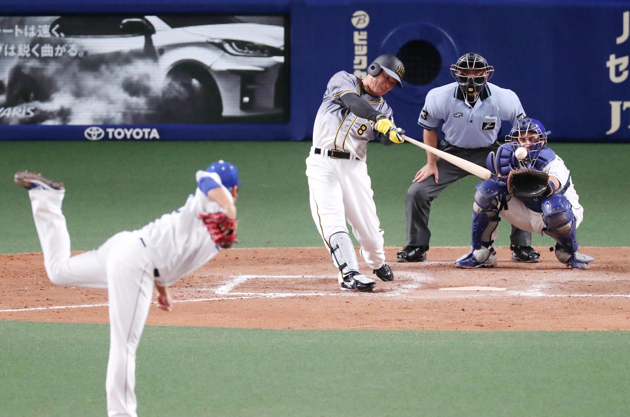 中日対阪神　8回表阪神2死一、二塁、福留は左前適時打を放つ（撮影・加藤哉）