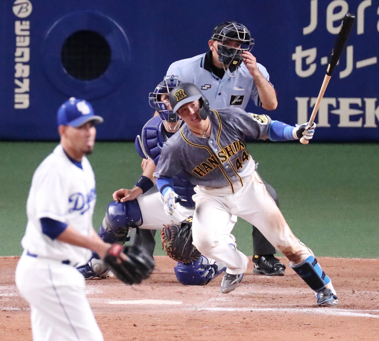 中日対阪神　8回表阪神2死一、三塁、梅野は左前適時打を放つ（撮影・加藤哉）