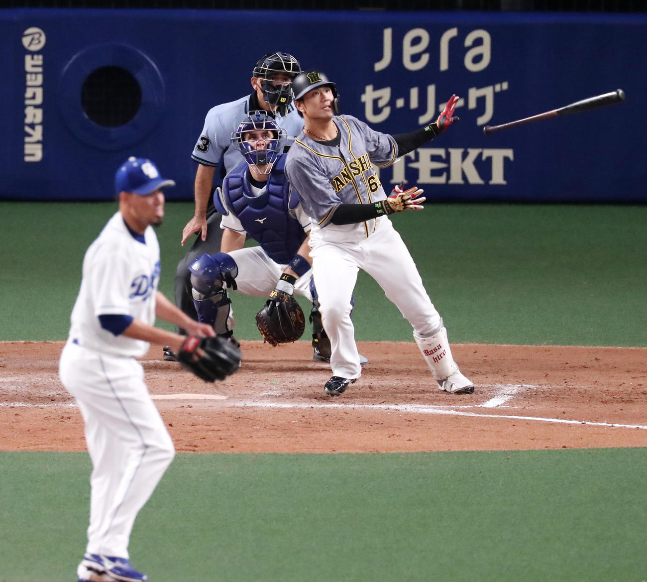 中日対阪神　8回表阪神2死満塁、中谷は左前適時打を放つ（撮影・加藤哉）