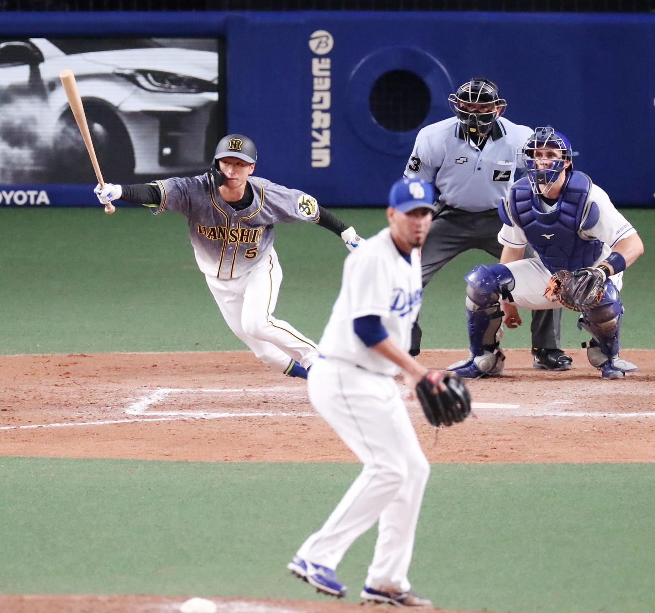 中日対阪神　8回表阪神2死一、三塁、近本は右前適時打を放つ（撮影・加藤哉）