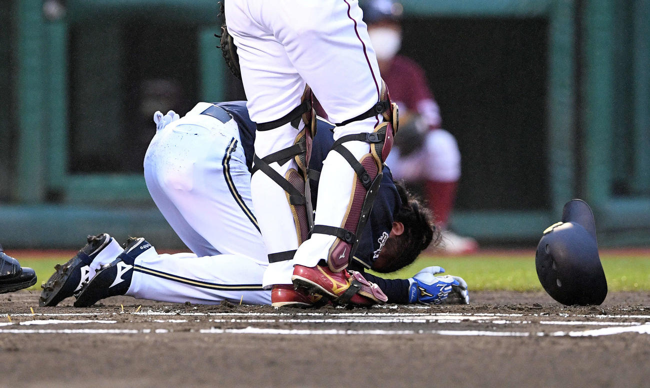 楽天対オリックス　1回表オリックス無死二塁、頭部に死球を受けうずくまる大城（撮影・滝沢徹郎）