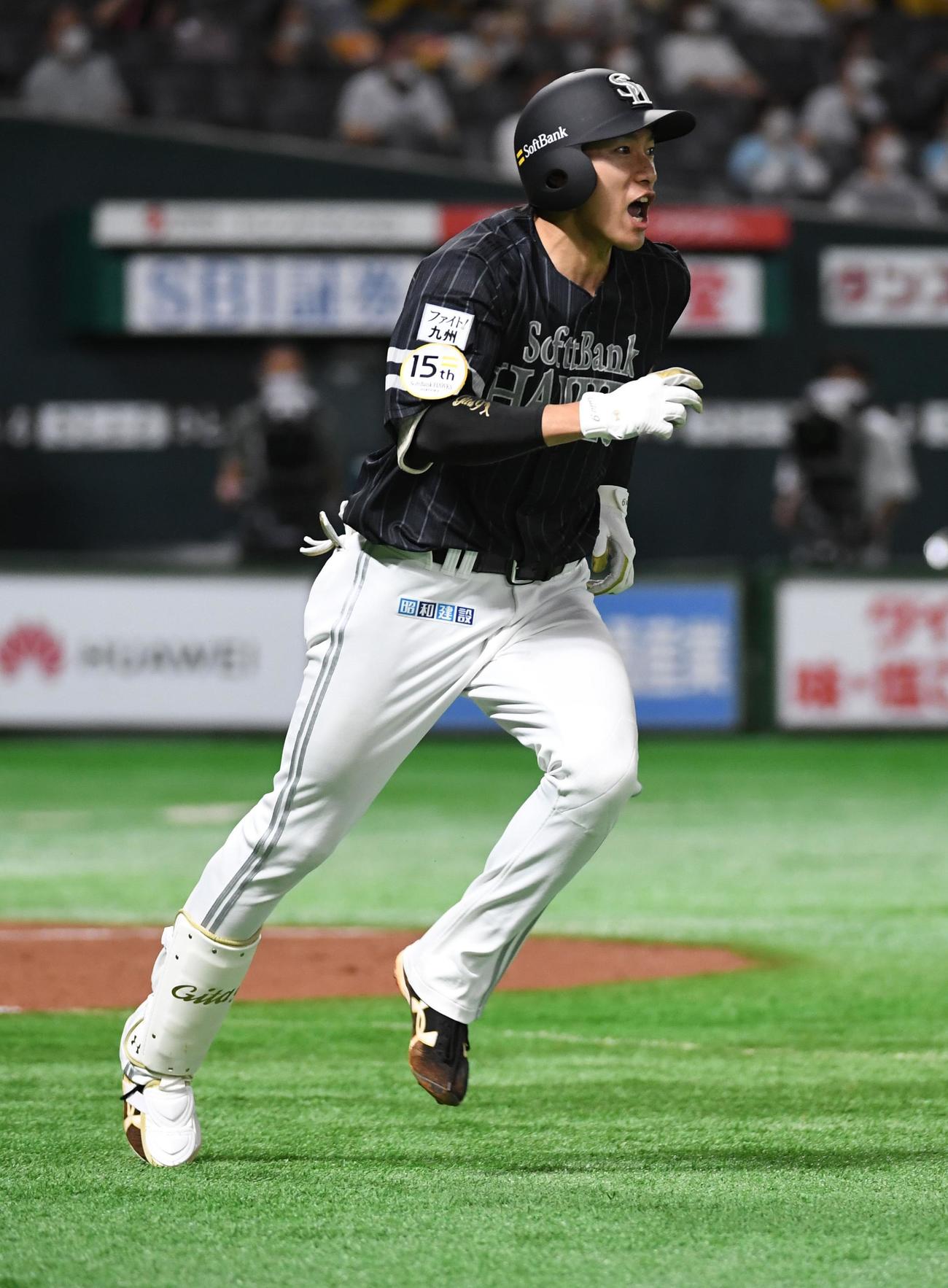 ソフトバンク対日本ハム　7回裏ソフトバンク無死二塁、柳田悠岐は右越えフェンス直撃の適時打を放つ（撮影・今浪浩三）