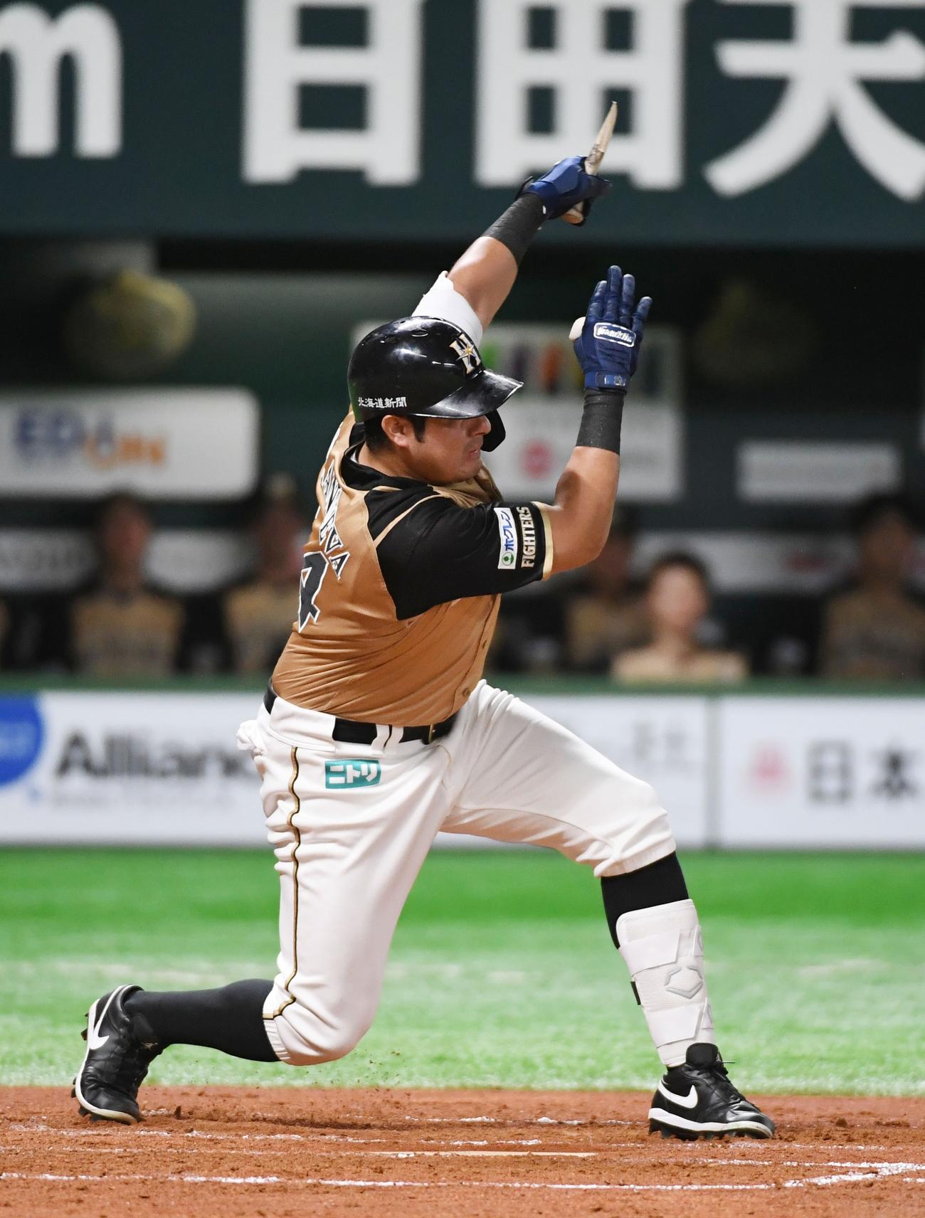 ソフトバンク対日本ハム　2回表日本ハム無死一、二塁、クリスチャン・ビヤヌエバは左前にバットを折りながら同点適時打を放つ（撮影・今浪浩三）
