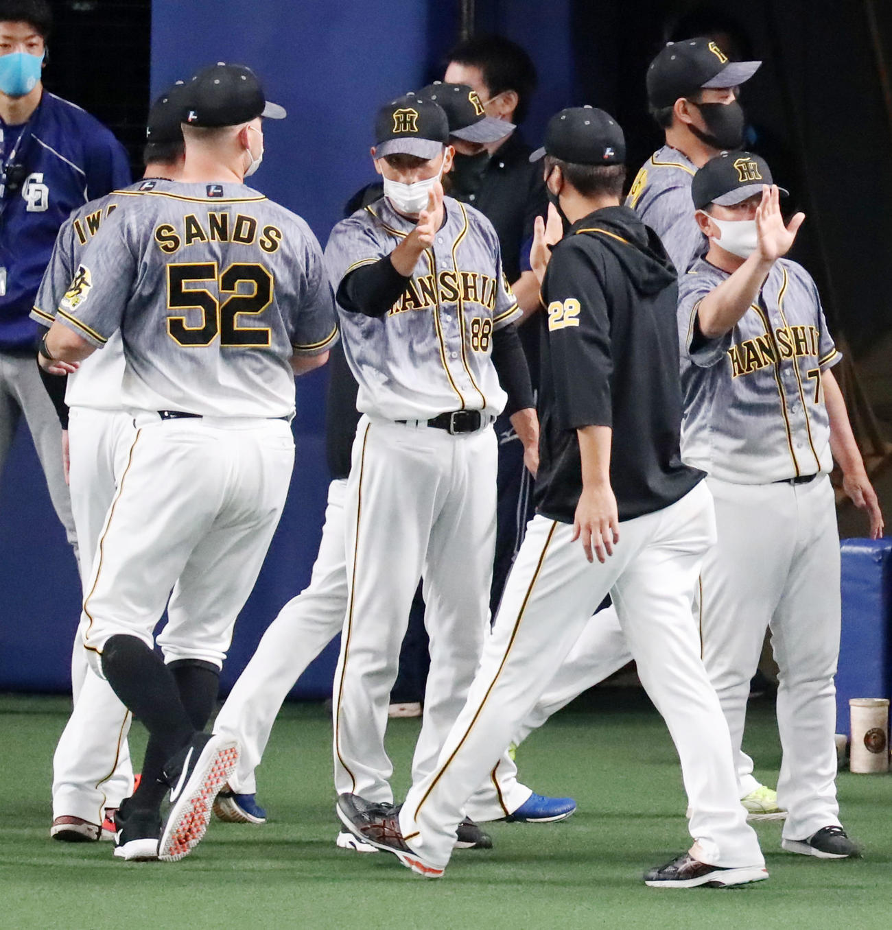 中日対阪神　中日に勝利し藤川（右）とエアタッチする矢野監督（撮影・加藤哉）
