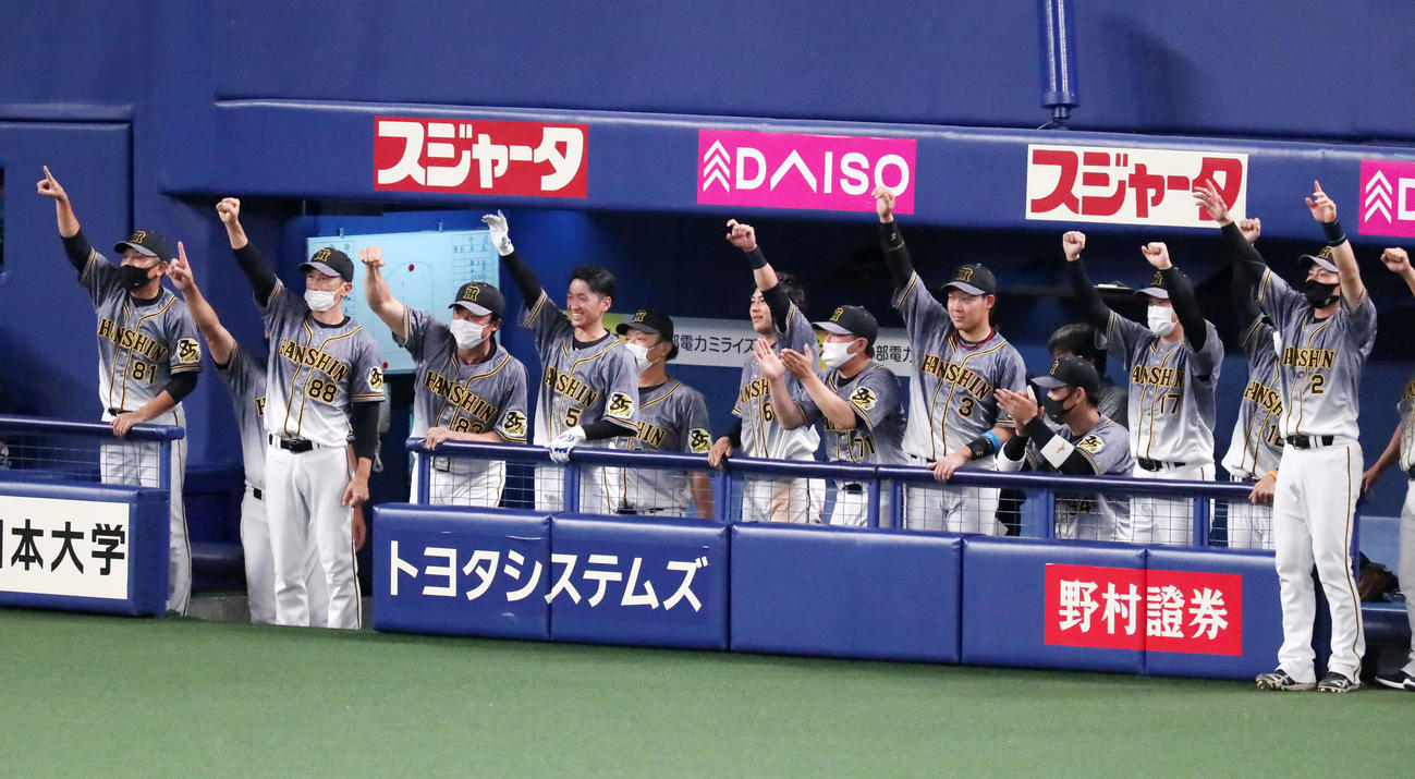 中日対阪神　8回表阪神2死一、三塁、梅野の左前適時打で勝ち越しナイン総出でガッツポーズ（撮影・加藤哉）