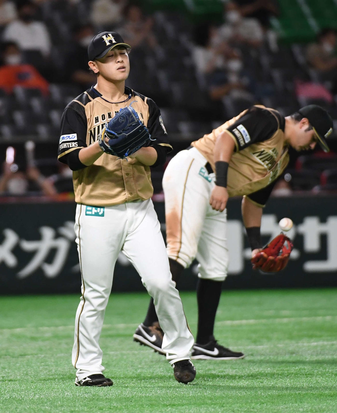 ソフトバンク対日本ハム　4回裏、厳しい表情を見せる日本ハム河野（撮影・今浪浩三）
