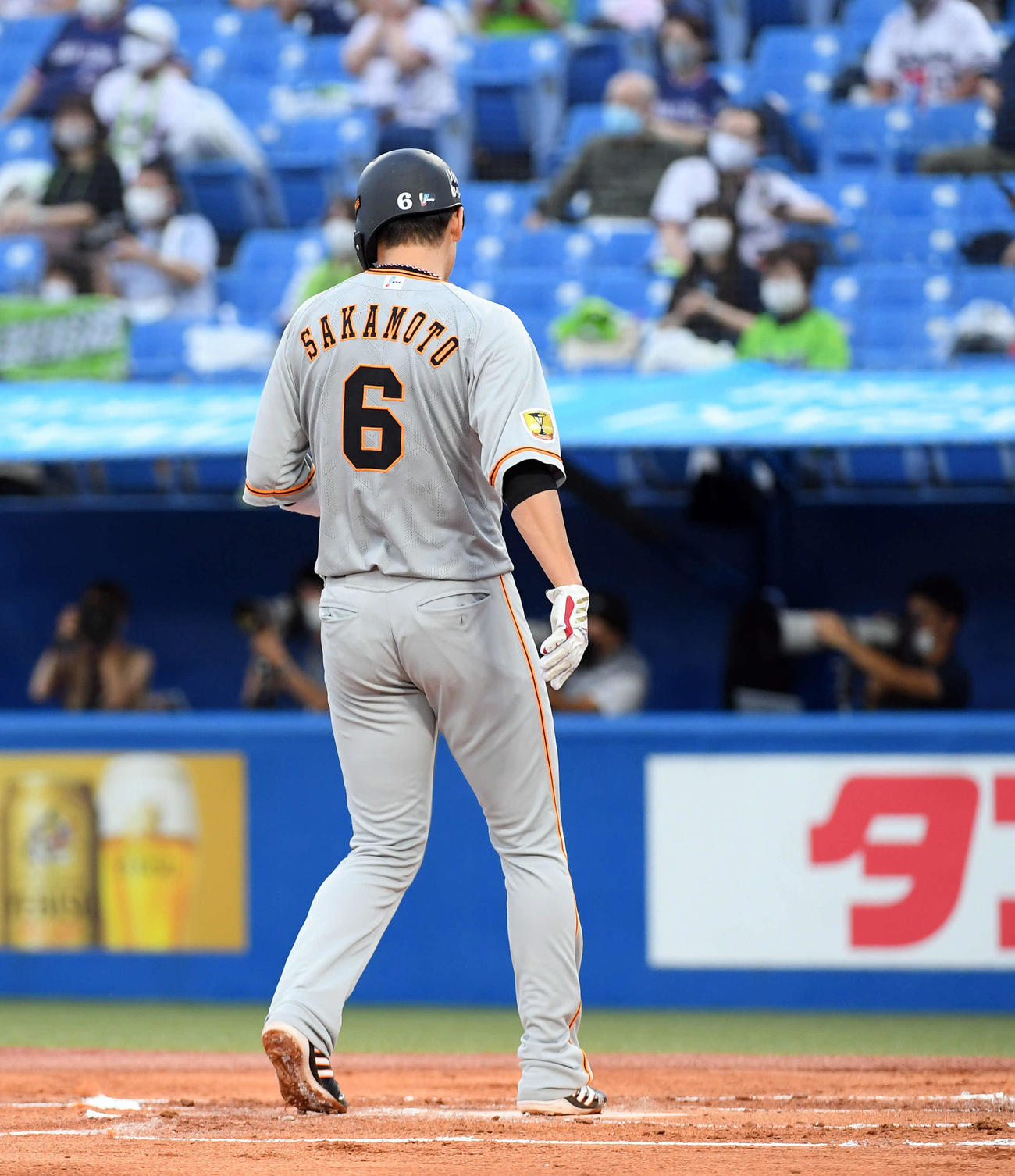 ヤクルト対巨人　1回表巨人無死二、三塁、岡本の左前適時打で1000得点を達成した坂本（撮影・たえ見朱実）