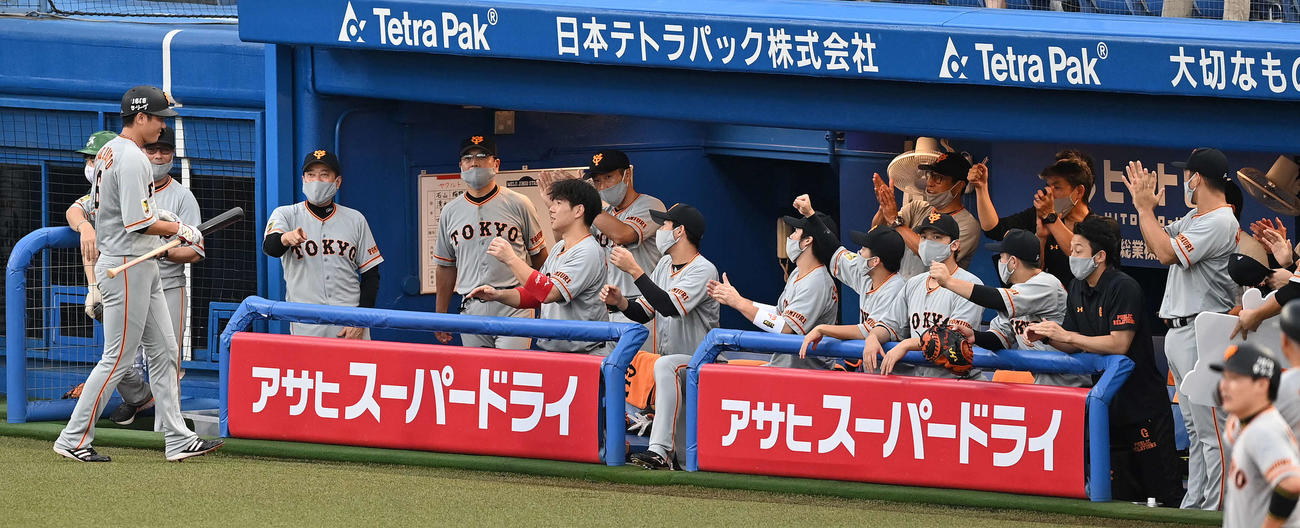 ヤクルト対巨人　1回表巨人無死二、三塁、岡本の左前適時打で生還し、通算1000得点を挙げた坂本勇（左）は原監督（左から2人目）らから祝福を受ける（撮影・鈴木みどり）