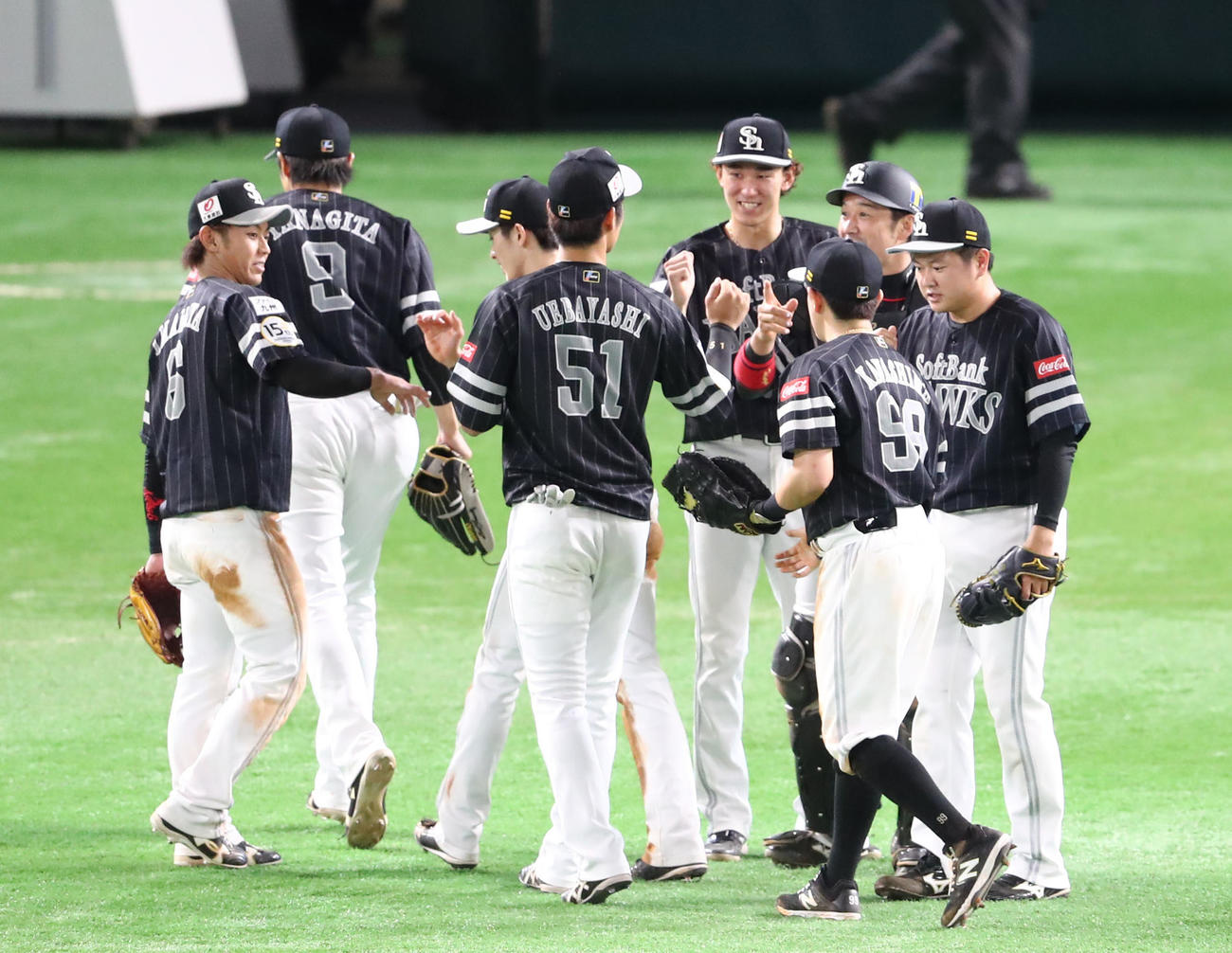 ソフトバンク対日本ハム　日本ハムに勝利し喜び合うソフトバンクナイン（撮影・梅根麻紀）
