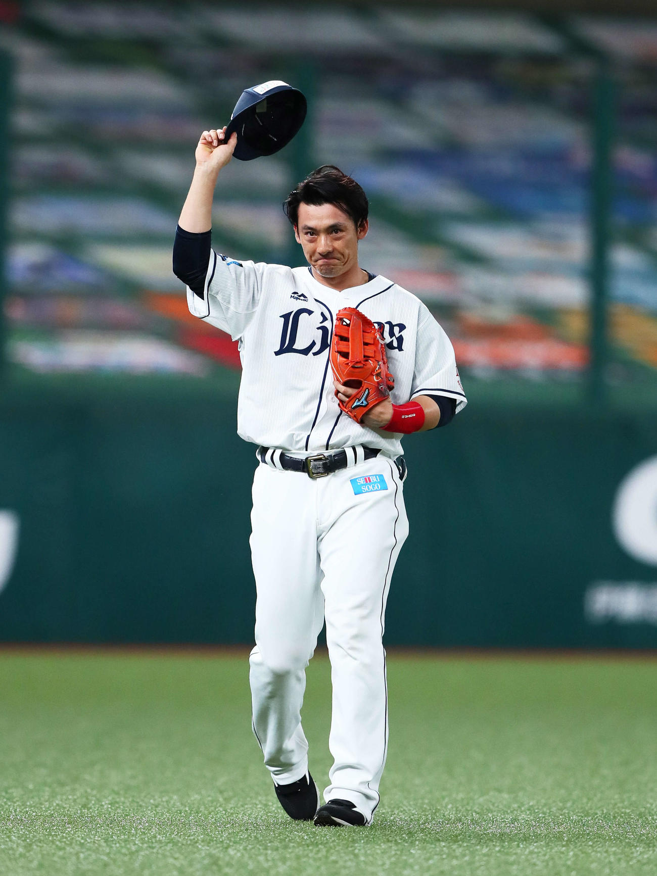 西武対ロッテ　2回裏西武1死一、三塁、中越え適時二塁打を放ち通算350二塁打を達成した栗山はスタンドの声援に帽子を取り応える（撮影・足立雅史）