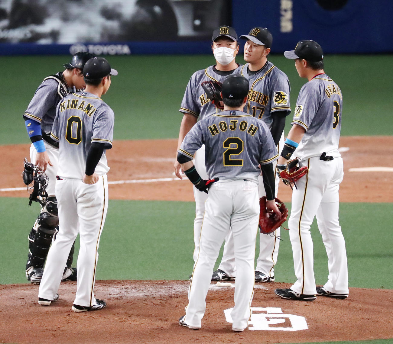 岩貞（中央右）を中心にマウンドへ集まる福原コーチとナインたち（撮影・加藤哉）