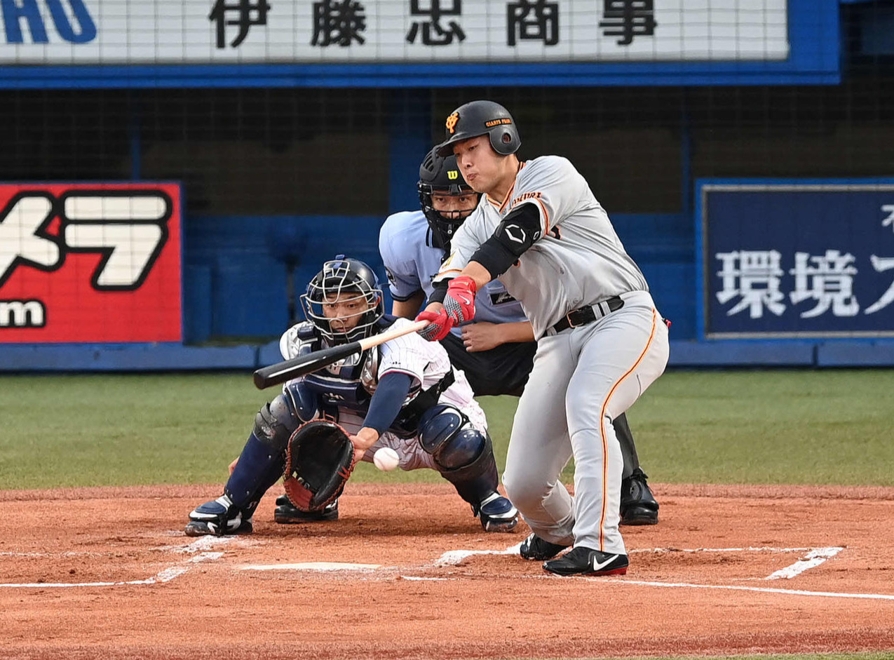 ヤクルト対巨人　1回表巨人無死二、三塁、左前適時打を放つ岡本。投手高梨（撮影・鈴木みどり）