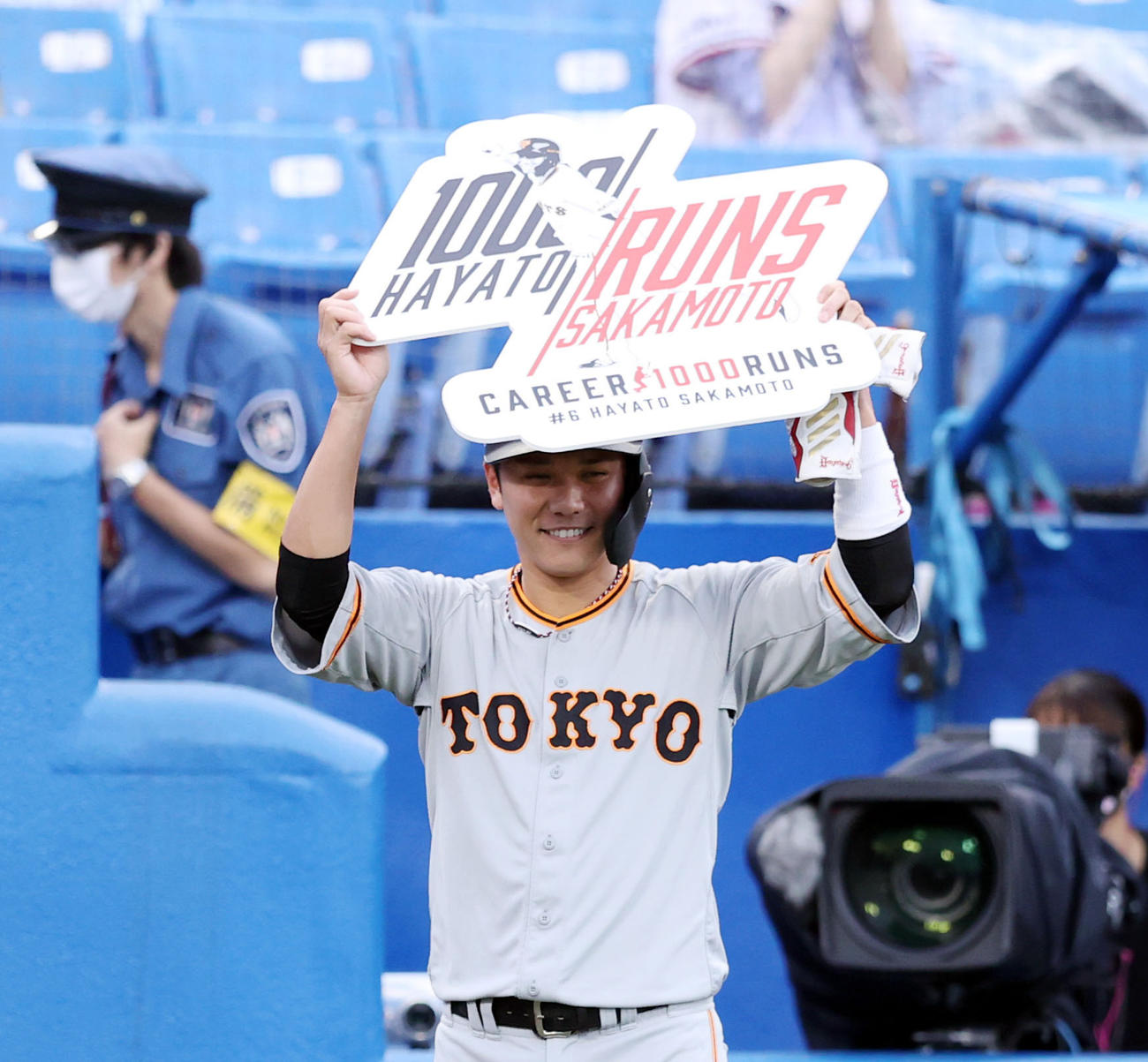 ヤクルト対巨人　1回表、通算1000得点を達成し、ボードを掲げる坂本（撮影・狩俣裕三）