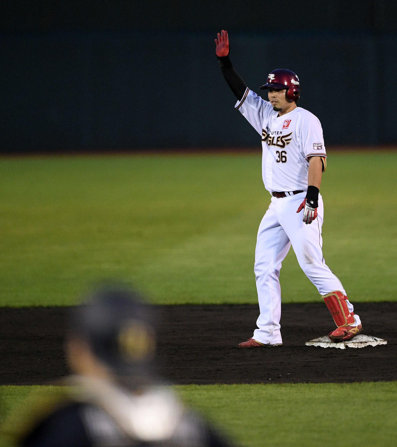 楽天対オリックス　4回裏楽天2死一、二塁、適時打を放った内田はベンチへ手を振る（撮影・滝沢徹郎）