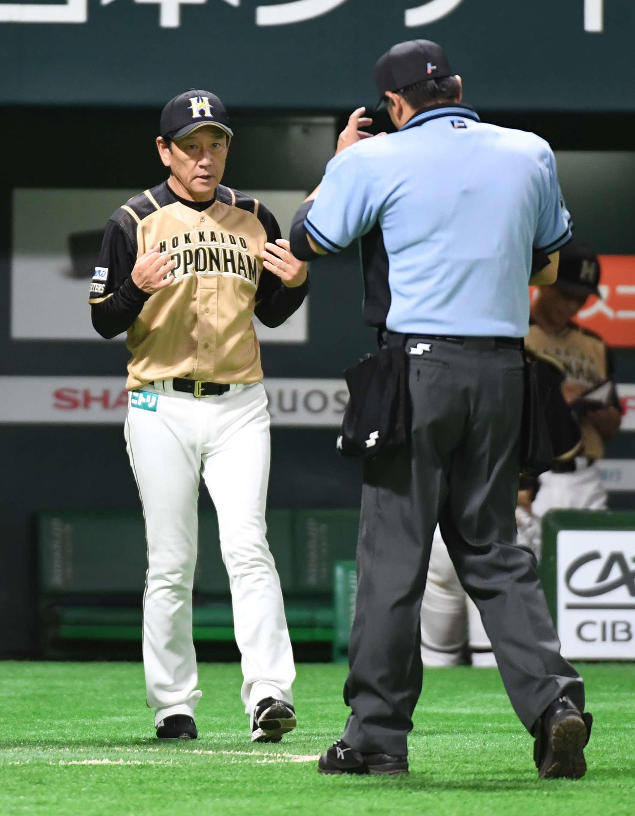 ソフトバンク対日本ハム　5回裏、2番手井口への交替を告げる栗山監督（撮影・今浪浩三）