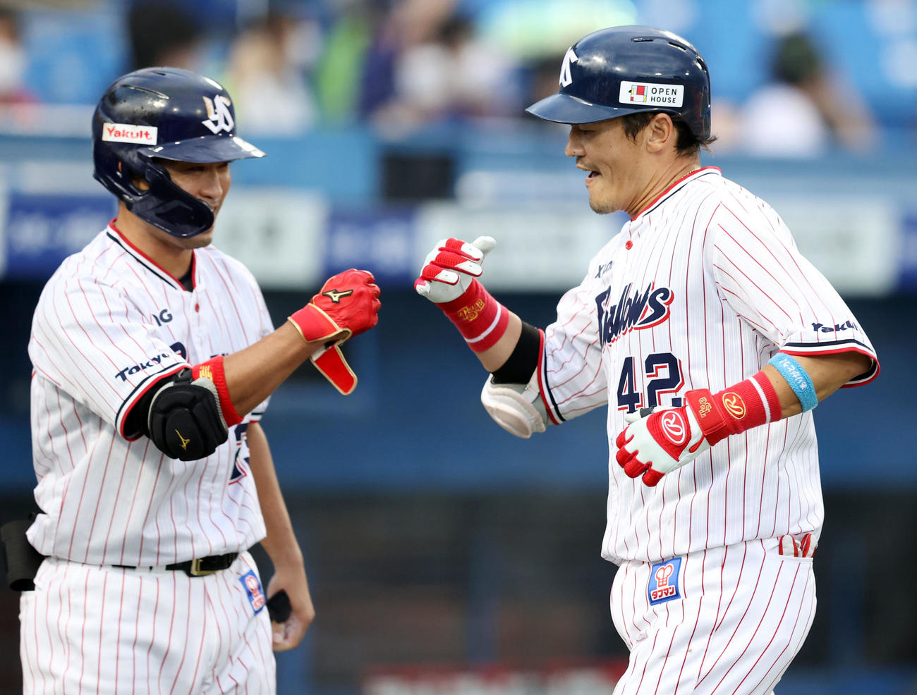 ヤクルト対巨人　1回裏ヤクルト無死、ソロ本塁打を放ち、青木（左）とタッチを交わす坂口（撮影・狩俣裕三）
