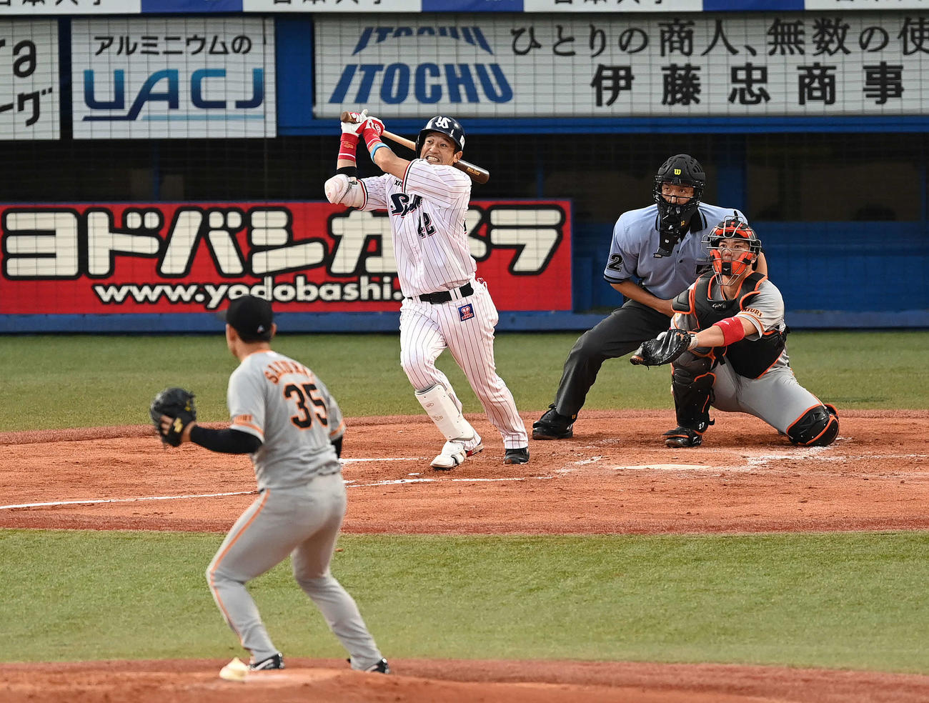 ヤクルト対巨人　1回裏ヤクルト無死、右越えソロ本塁打を放つ坂口。投手桜井（撮影・鈴木みどり）
