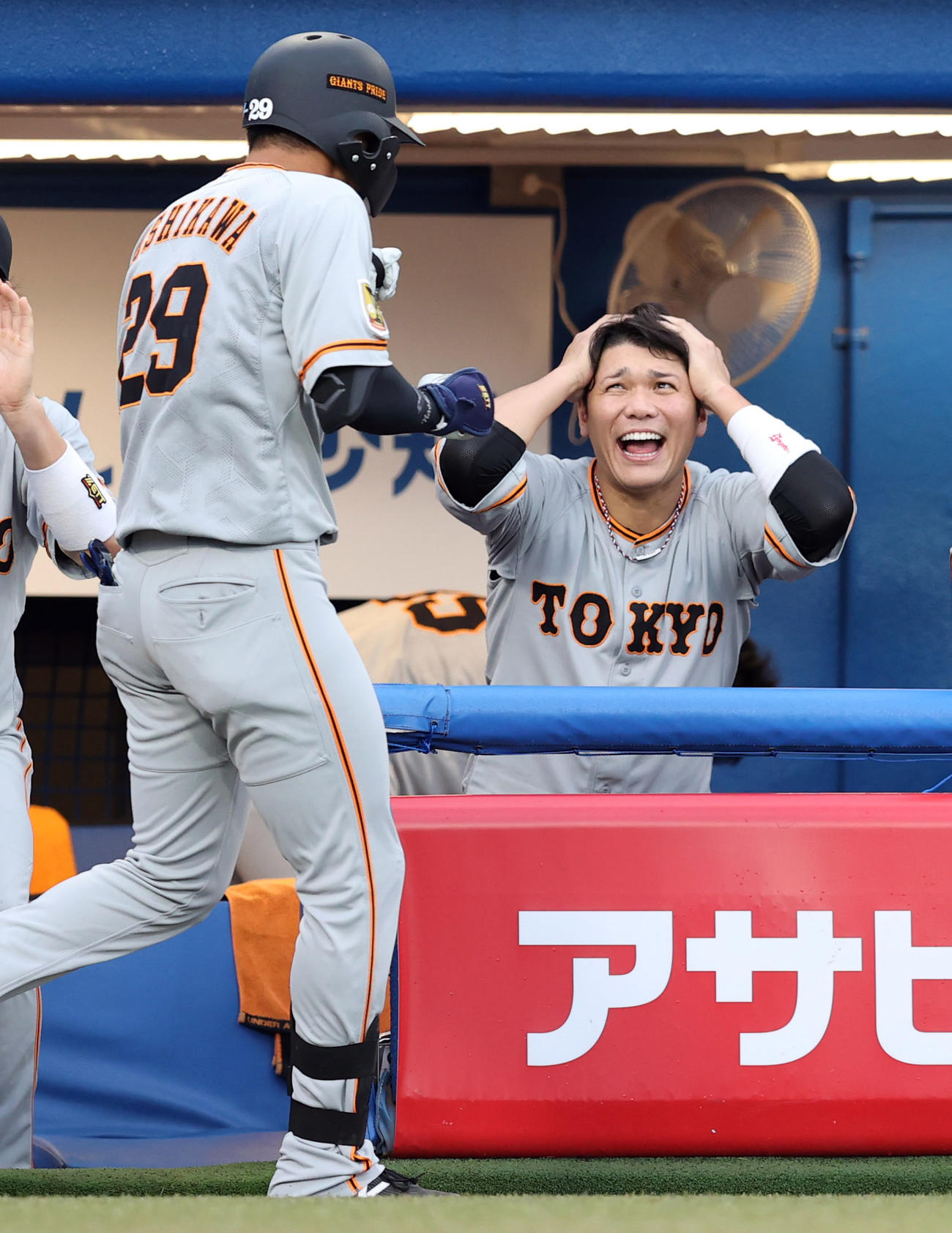 ヤクルト対巨人　1回表巨人2死二塁、2点本塁打を放った吉川尚（左）をおどけた表情で迎える坂本（撮影・狩俣裕三）