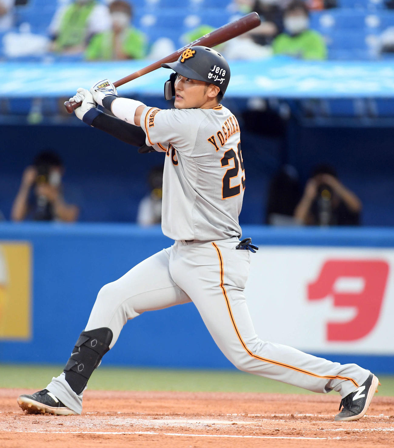ヤクルト対巨人　1回表巨人2死二塁、左越えに2点本塁打を放つ吉川尚（撮影・たえ見朱実）