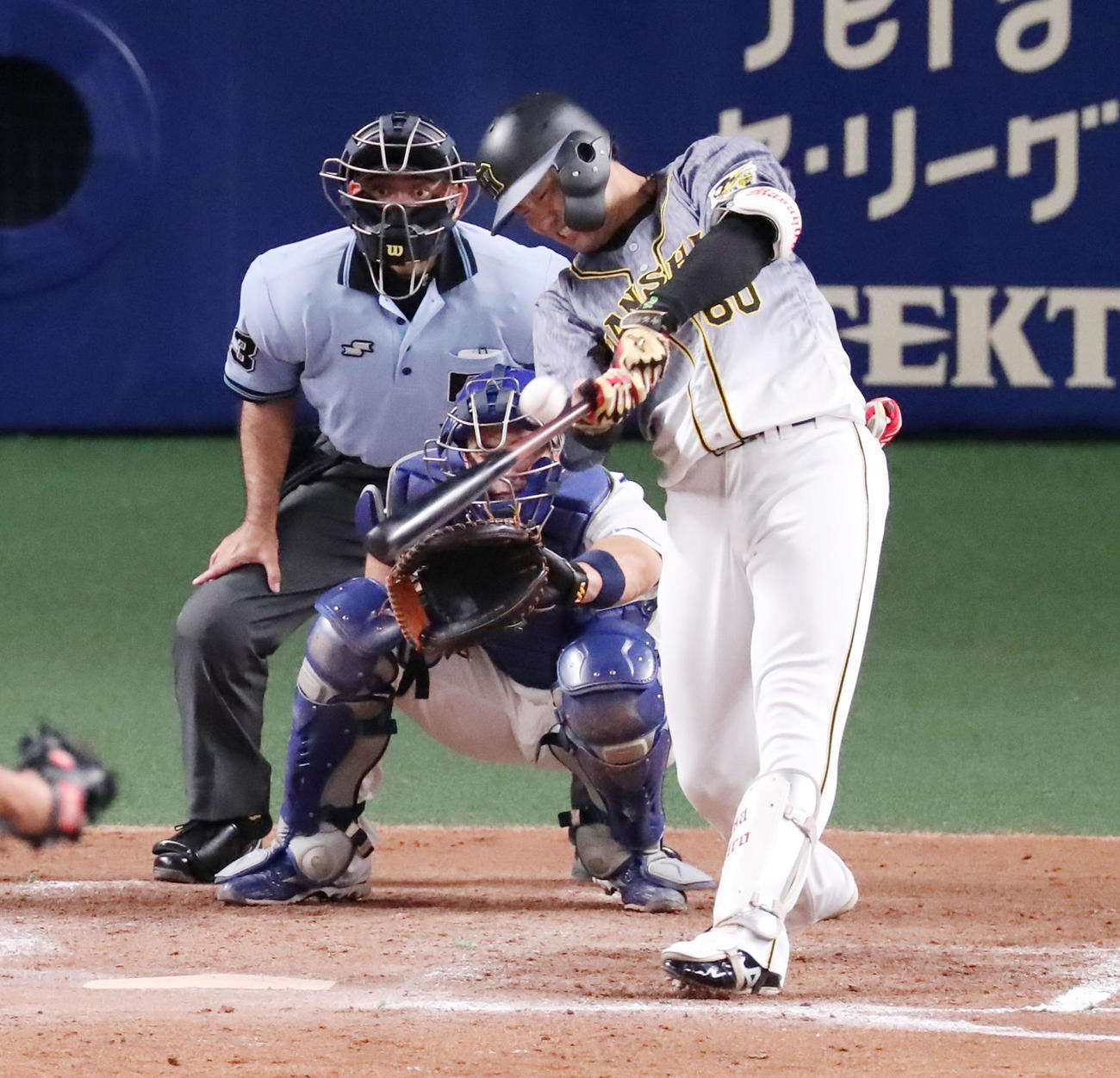 中日対阪神　8回表阪神2死満塁、中谷は左前に2点適時打を放つ（撮影・加藤哉）