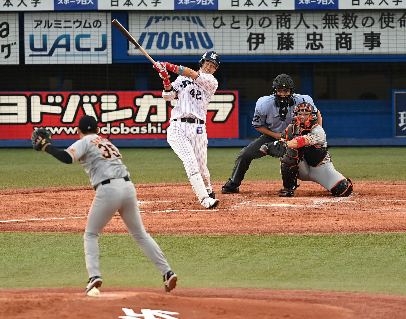 ヤクルト対巨人　1回裏ヤクルト無死、右越えソロ本塁打を放つ坂口。投手桜井（撮影・鈴木みどり）