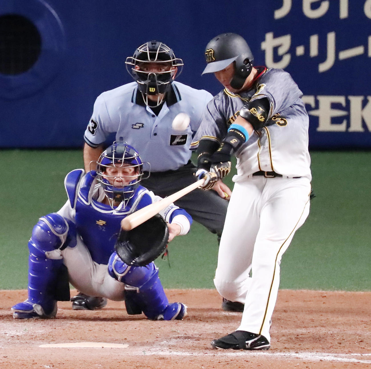 中日対阪神　9回表阪神無死二塁、大山は左越え2点本塁打を放つ（撮影・加藤哉）