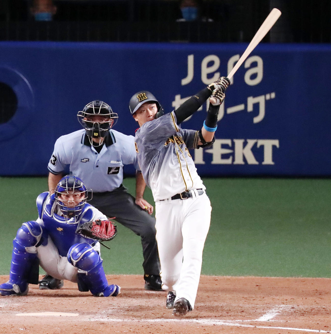 中日対阪神　9回表阪神無死二塁、大山は左越え2点本塁打を放つ（撮影・加藤哉）