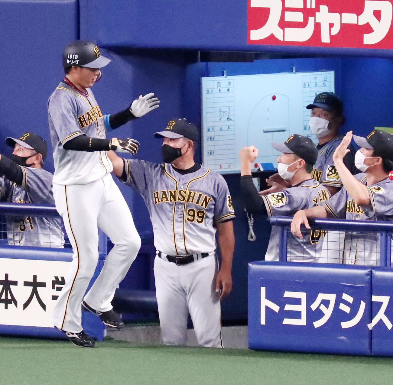 中日対阪神　9回表阪神無死二塁、大山は左越え2点本塁打を放ちベンチの矢野監督（右）とエアタッチする（撮影・加藤哉）