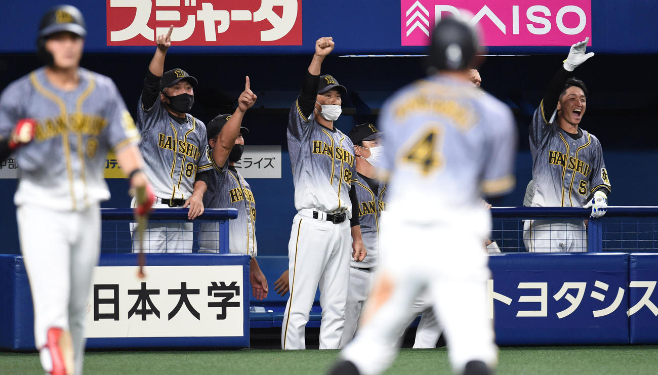 中日対阪神　8回表阪神2死一、三塁、梅野の左前適時打に喜ぶ矢野監督ら阪神ナイン（撮影・森本幸一）
